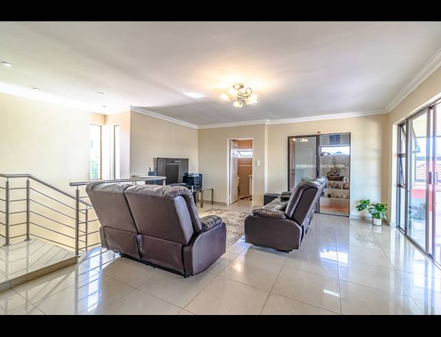 4 BEDROOM HOUSE FOR SALE IN OAKDENE